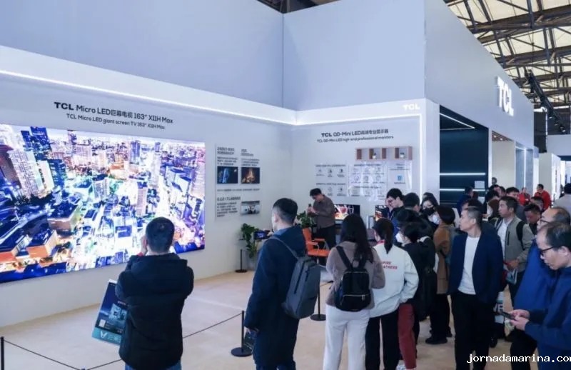 TCL华星武汉印刷OLED试产线设备调试中