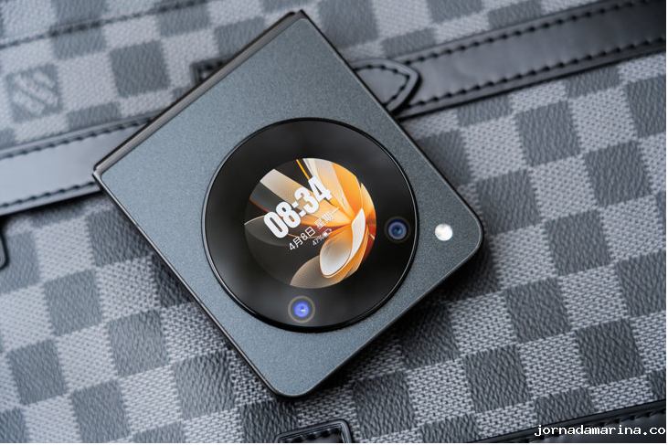 努比亚Flip 2小折叠手机发布：采用京东方OLED屏幕技术